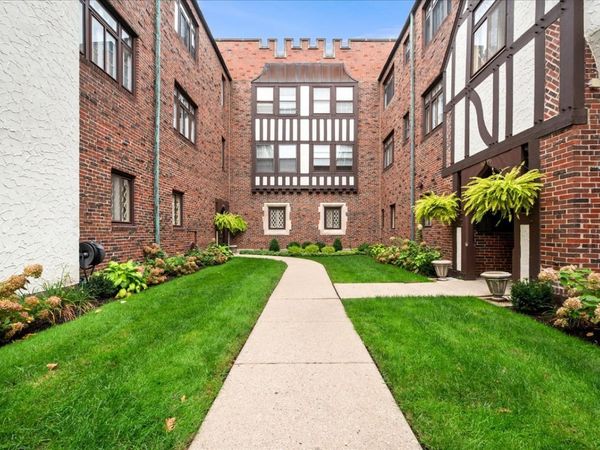Unit G2, Winnetka, IL 60093