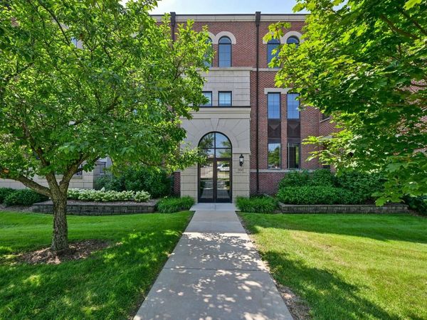 19045 Thomson DRIVE, Unit 104, Brookfield, WI 53045