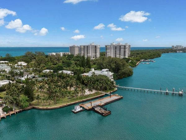 910 NE 24th St , Boca Raton, FL 33431
