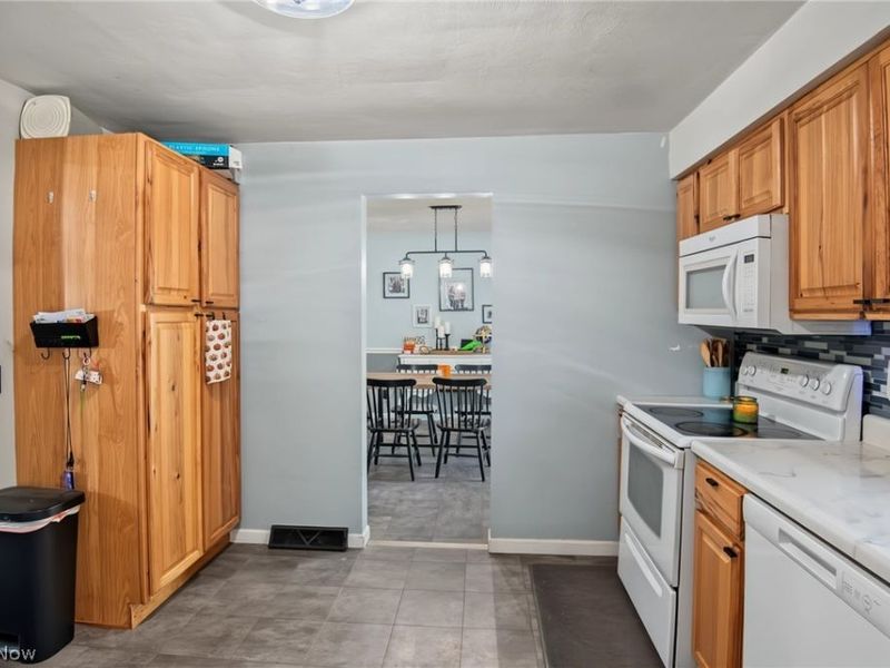 2426 Wilshire Drive, Cortland, OH 44410 Photo 9