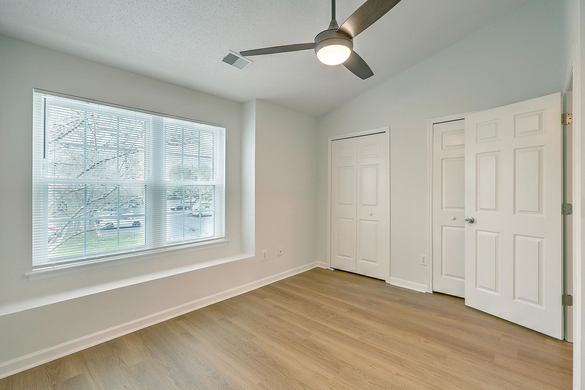 8047 Shadow Oak Drive Photo 17
