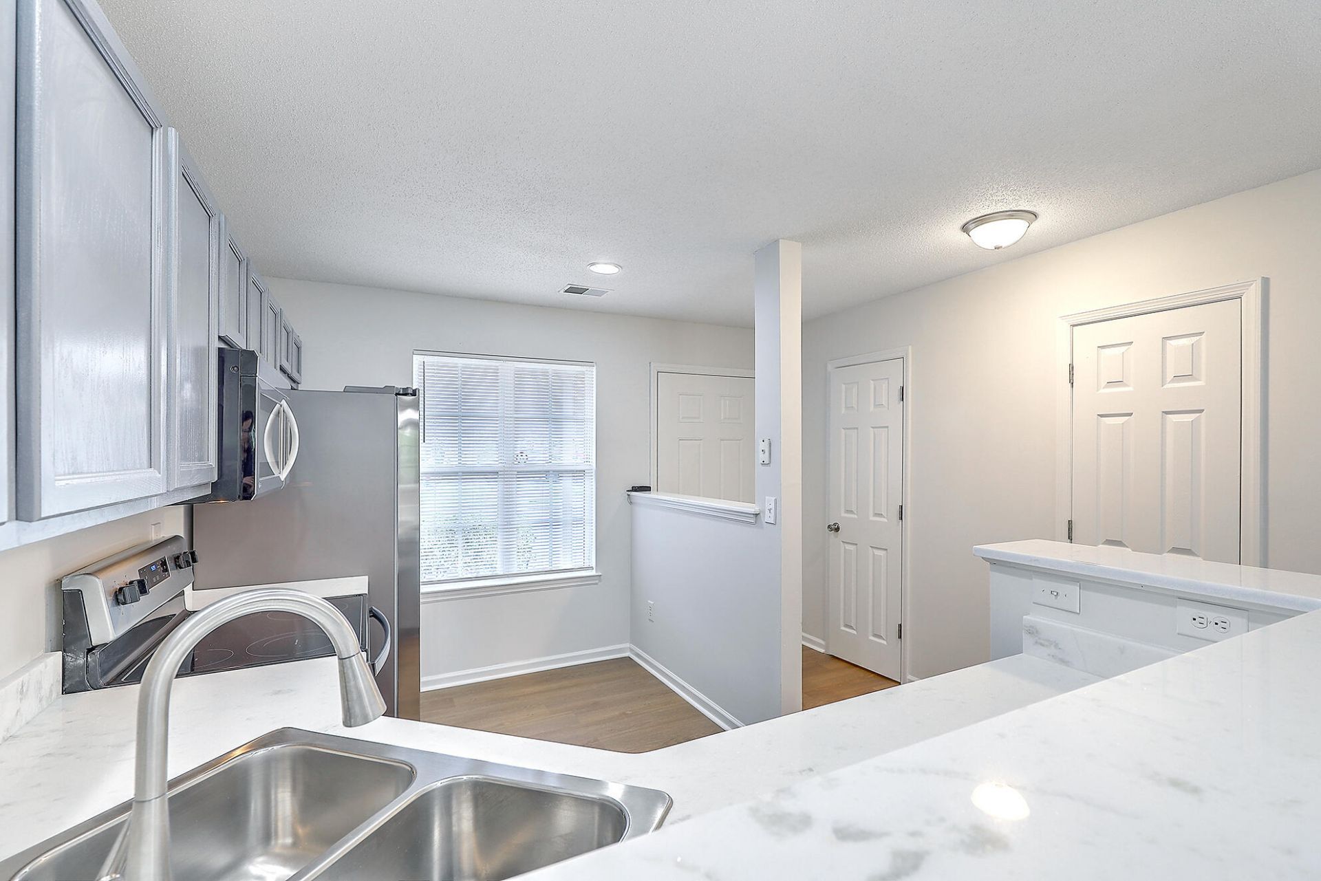 8047 Shadow Oak Drive Photo 9