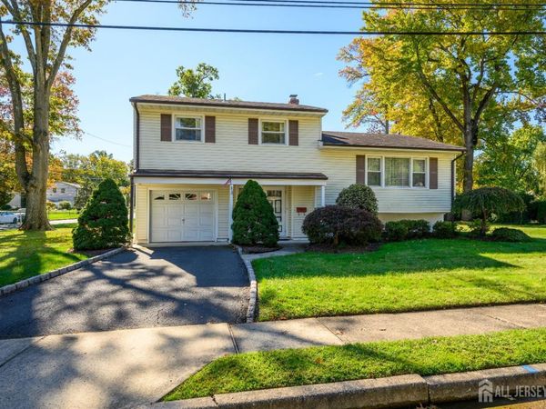 5 Berdine Court, Colonia, NJ 07067