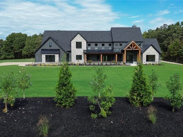 5210 W Weir Road, Fayetteville, AR 72704