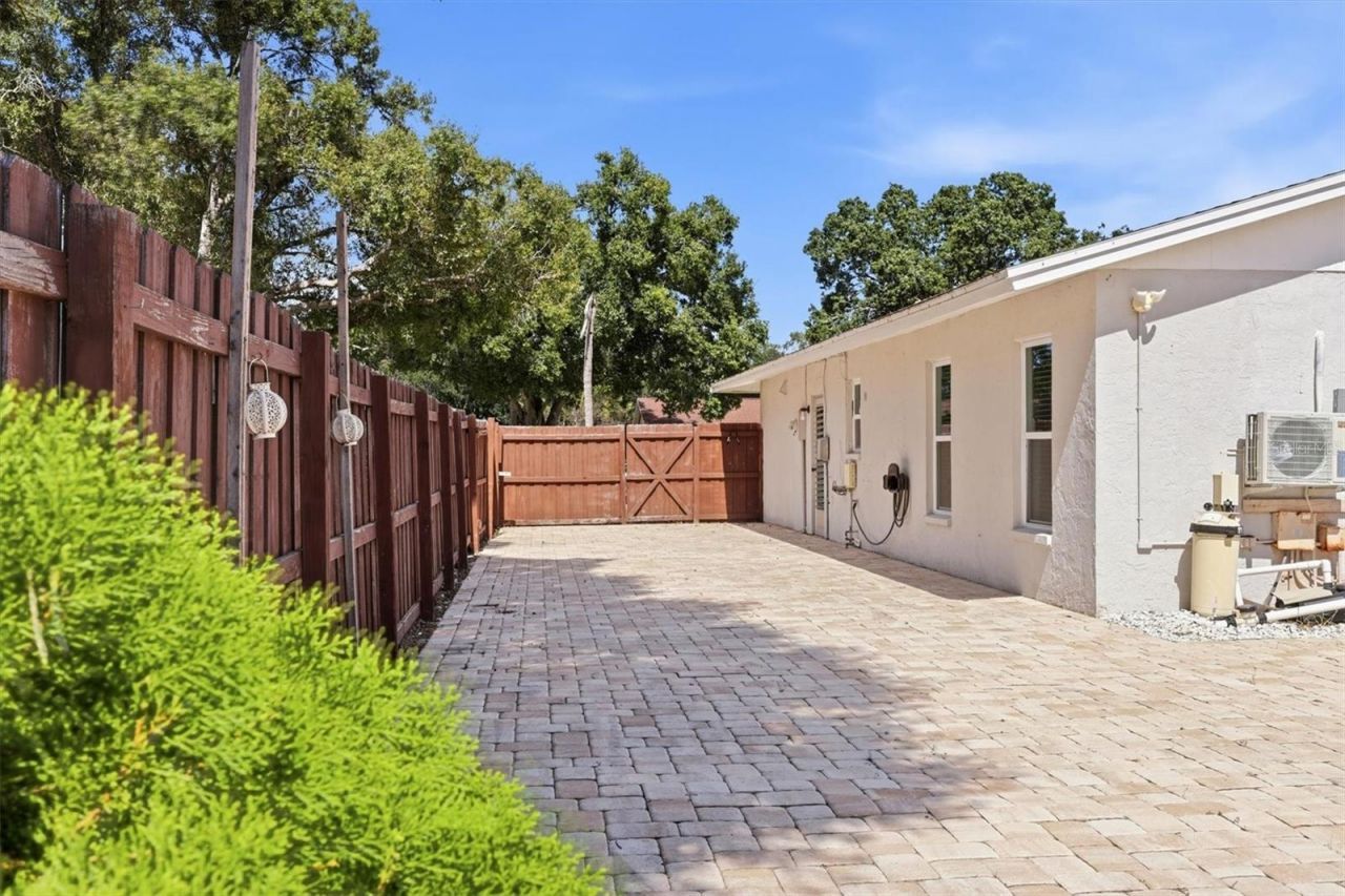 828 Ponderosa Pine Lane, Sarasota, FL 34243 Photo