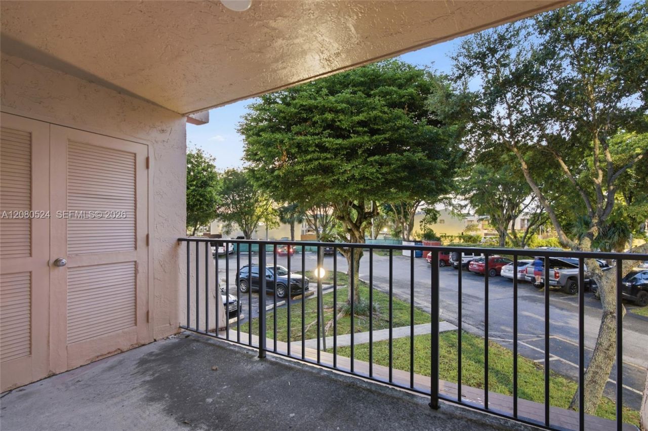 13701 Kendale Lakes Cir , Unit B-207, Miami, FL 33183 Photo
