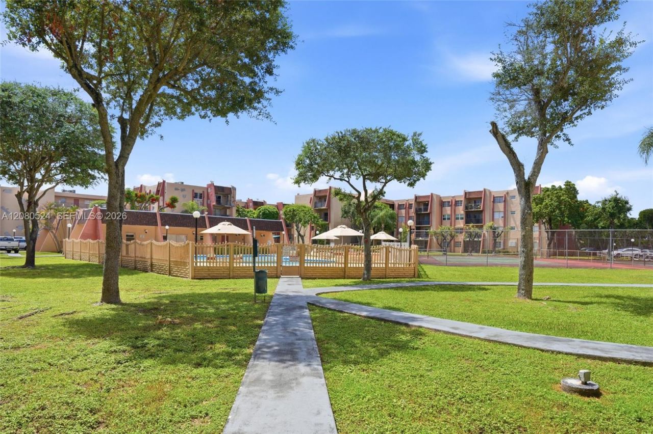 13701 Kendale Lakes Cir , Unit B-207, Miami, FL 33183 Photo