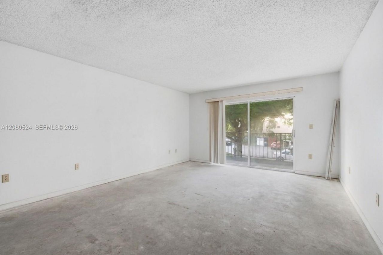 13701 Kendale Lakes Cir , Unit B-207, Miami, FL 33183 Photo