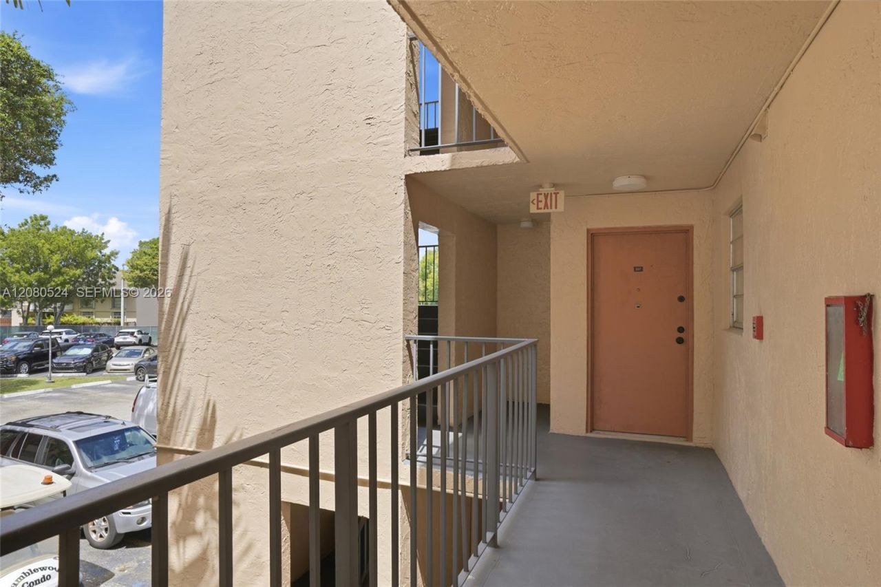 13701 Kendale Lakes Cir , Unit B-207, Miami, FL 33183 Photo