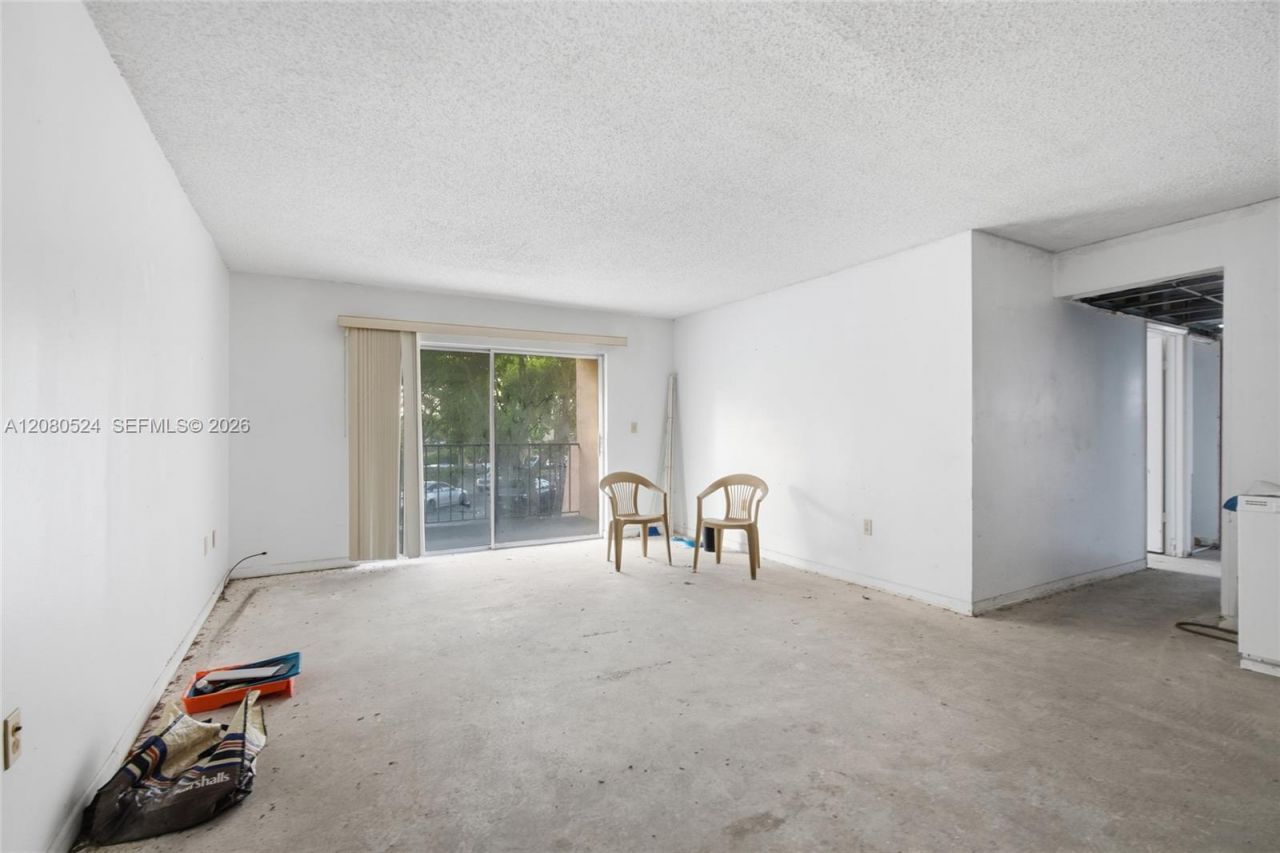 13701 Kendale Lakes Cir , Unit B-207, Miami, FL 33183 Photo