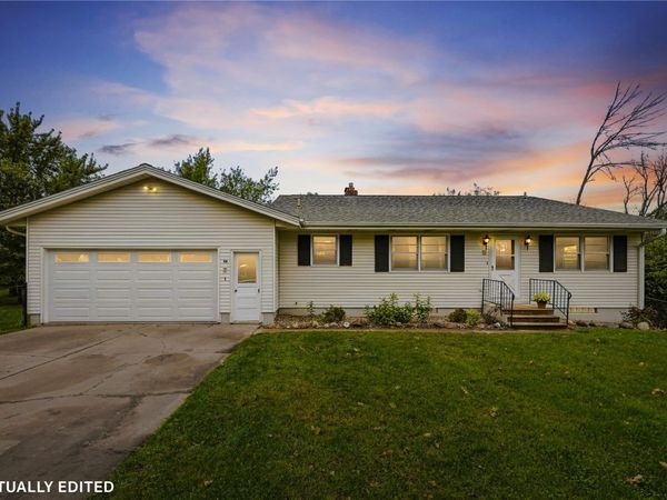 1030 Rolling Glen Drive, Marion, IA 52302