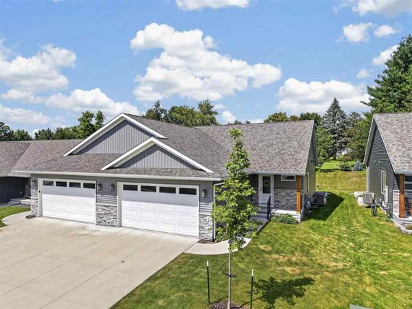 921 Prairie View Dr, West Branch, IA 52358