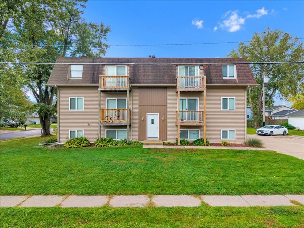 713 W Donahue Street, Eldridge, IA 52748