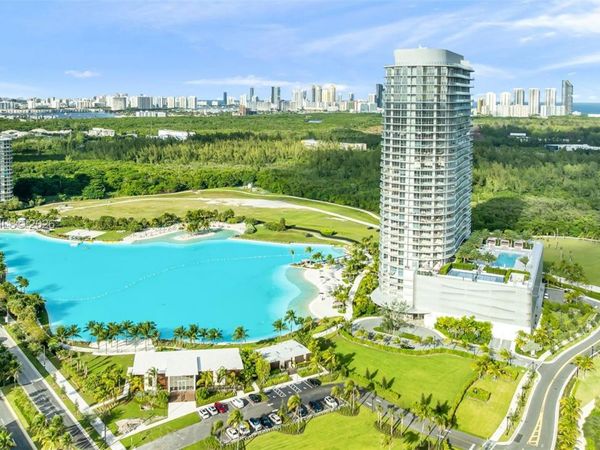 2411 Laguna Circle, Unit 2209+DEN, North Miami, FL 33181