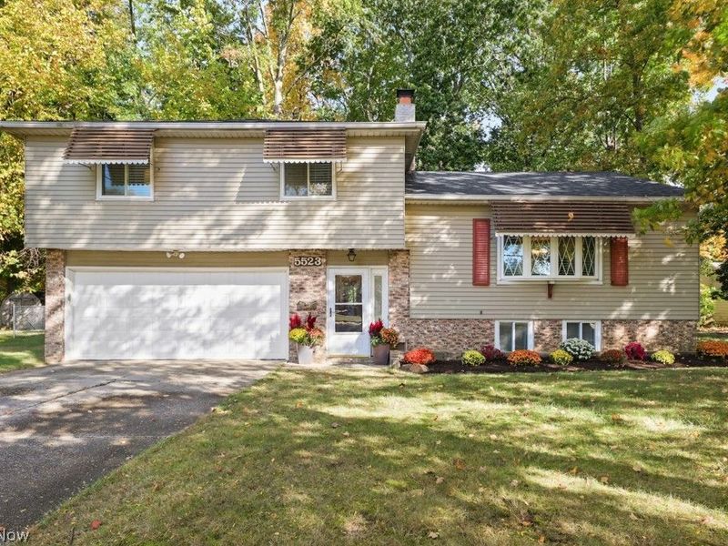 5523 Meadow Wood Boulevard , Lyndhurst, OH 44124 Photo 1