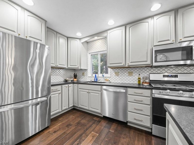 5523 Meadow Wood Boulevard , Lyndhurst, OH 44124 Photo 8