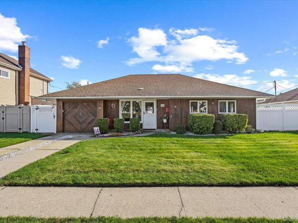 18 Washington Street , Hicksville, NY 11801