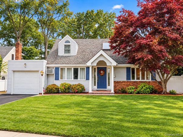 10 University Place , Glen Head, NY 11545