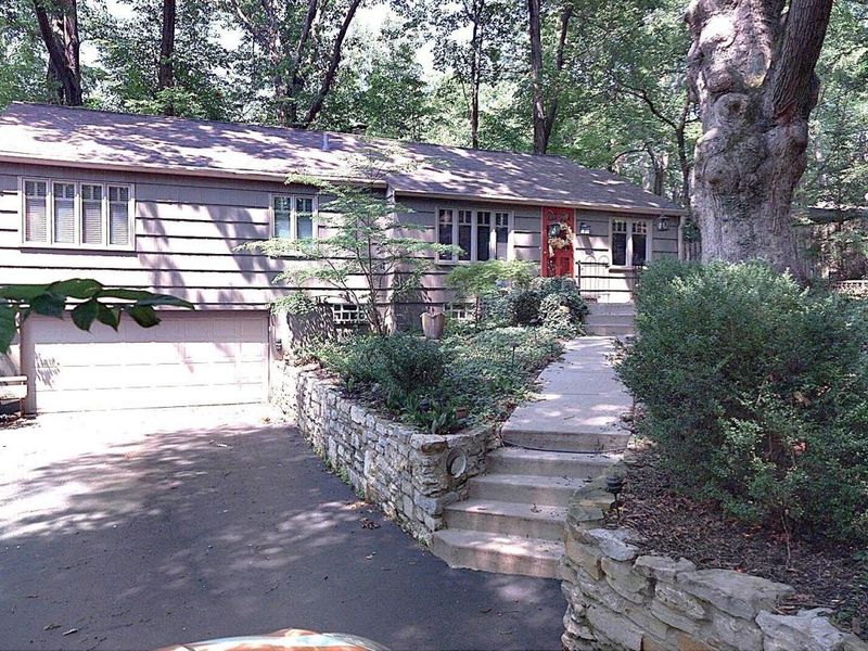562 Yaronia Drive N, Columbus, OH 43214 Photo 1