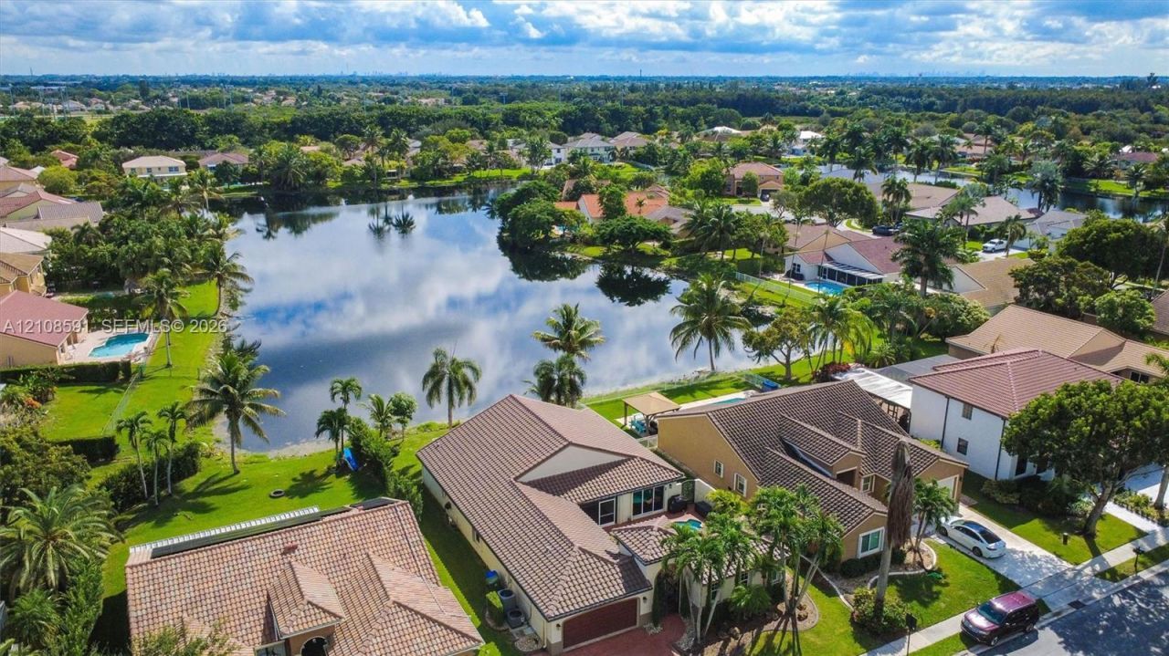 415 SW 200th Ter, Pembroke Pines, FL 33029 Photo