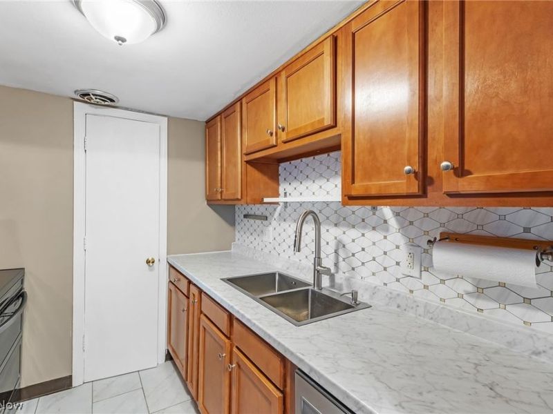 6910 Carriage Hill Drive, Unit 204, Brecksville, OH 44141 Photo 13