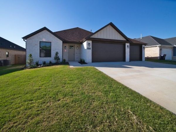 851 E Buchanan Street, Prairie Grove, AR 72753