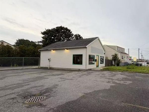 199 E Montauk Highway , Lindenhurst, NY 11757