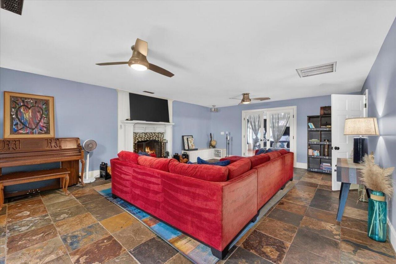 4651 Highway 165 Photo 8