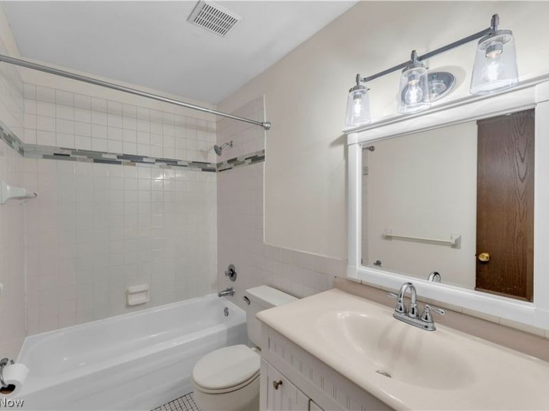 6850 Carriage Hill Drive, Unit D55, Brecksville, OH 44141 Photo 26