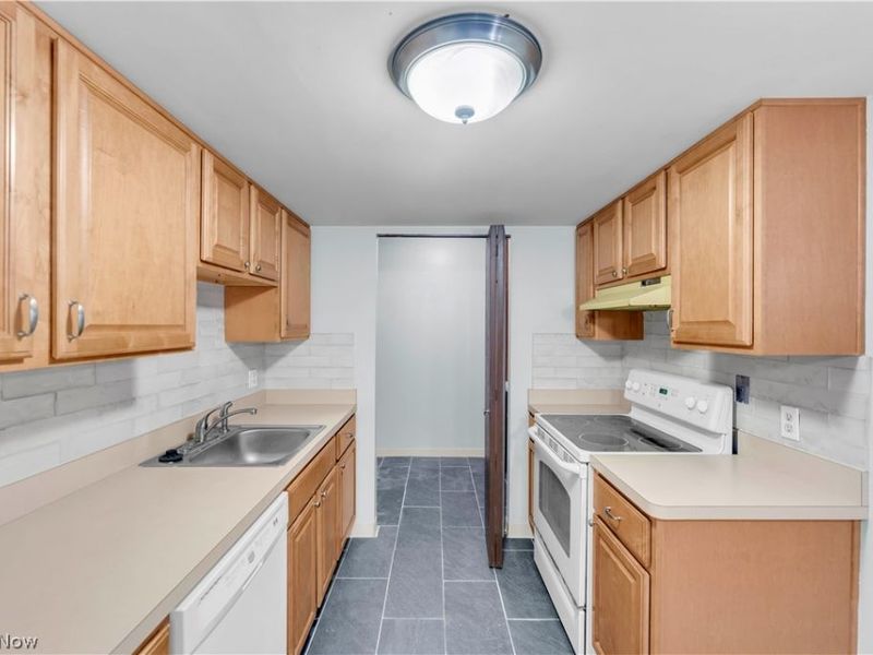 6850 Carriage Hill Drive, Unit D55, Brecksville, OH 44141 Photo 9