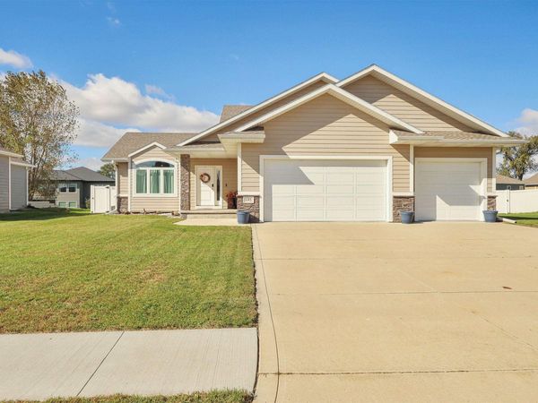195 N Churchill Circle, No. Sioux City, SD 57049