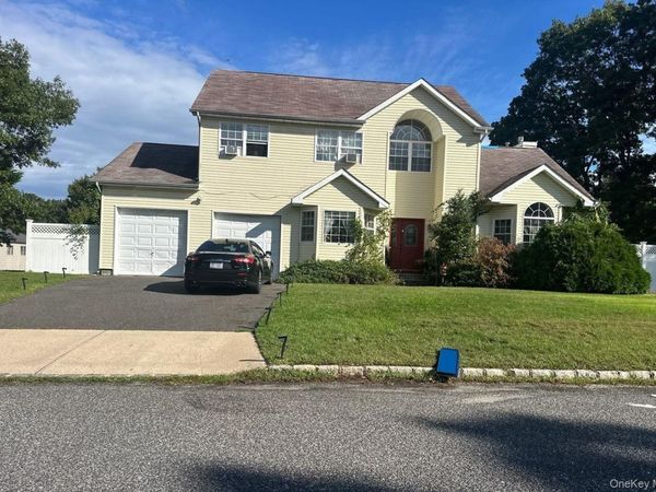 3 Waverly Place , Coram, NY 11727