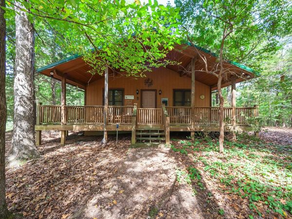 2082 Farmsville Rd , Wildersville, TN 38388