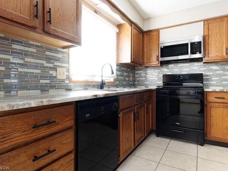 864 Pearson Circle, Unit 4, Boardman, OH 44512 Photo 11