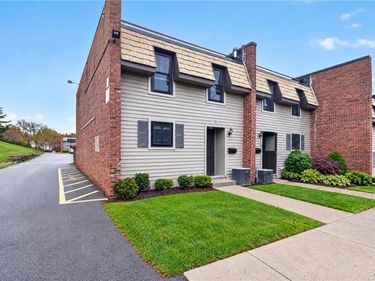 80 Chestnut Hills, New Hartford, NY 13413