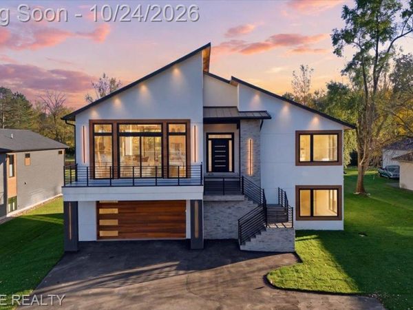 2105 S Long Lake Road, Fenton, Mi 48430
