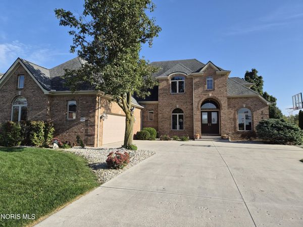 735 Pine Valley Drive, Bowling Green, OH 43402