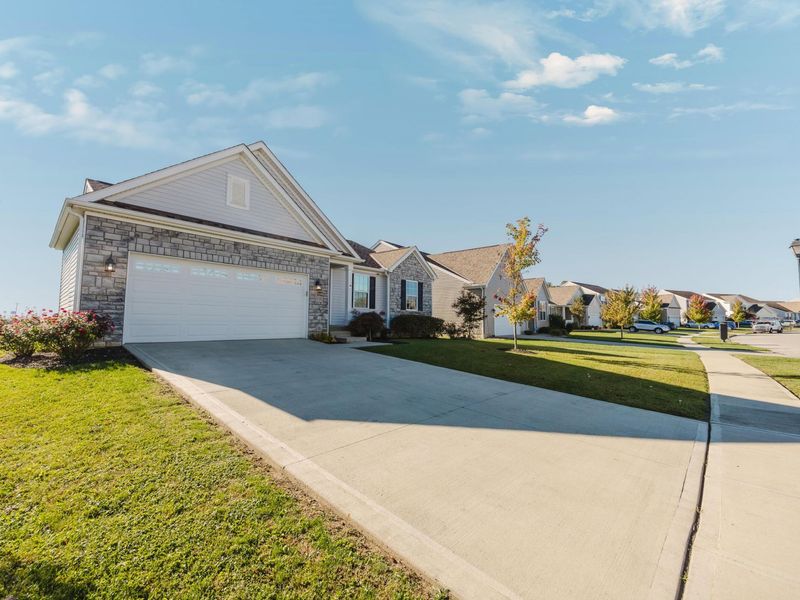 159 Chestnut Commons Drive, Commercial Point, OH 43116 Photo 2