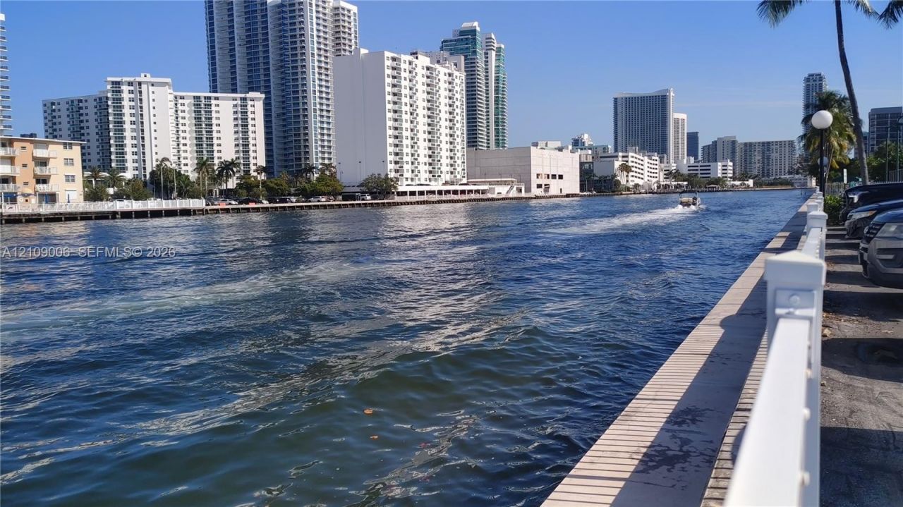 1000 Parkview Dr, Unit 406, Hallandale Beach, FL 33009 Photo