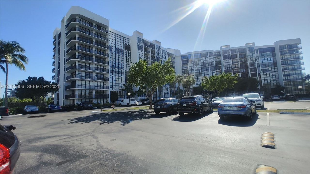 1000 Parkview Dr, Unit 406, Hallandale Beach, FL 33009 Photo