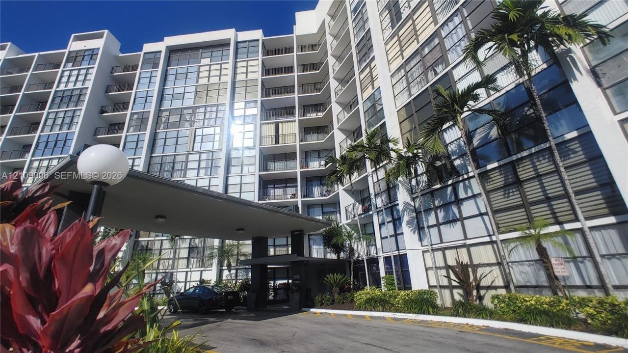 1000 Parkview Dr, Unit 406, Hallandale Beach, FL 33009 Photo