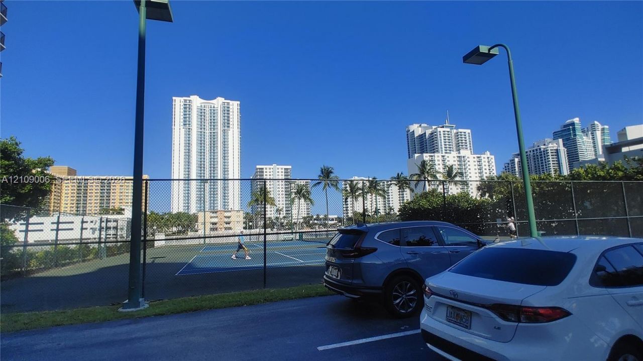 1000 Parkview Dr, Unit 406, Hallandale Beach, FL 33009 Photo