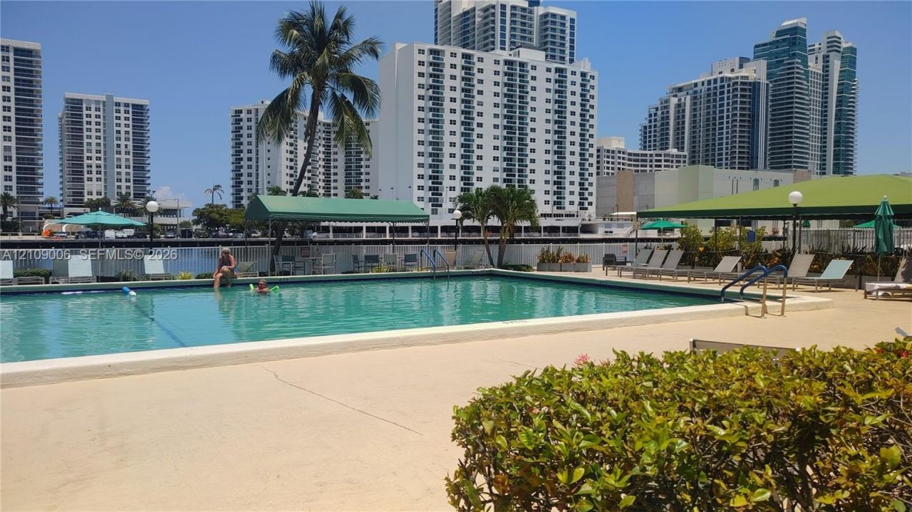 1000 Parkview Dr, Unit 406, Hallandale Beach, FL 33009 Photo
