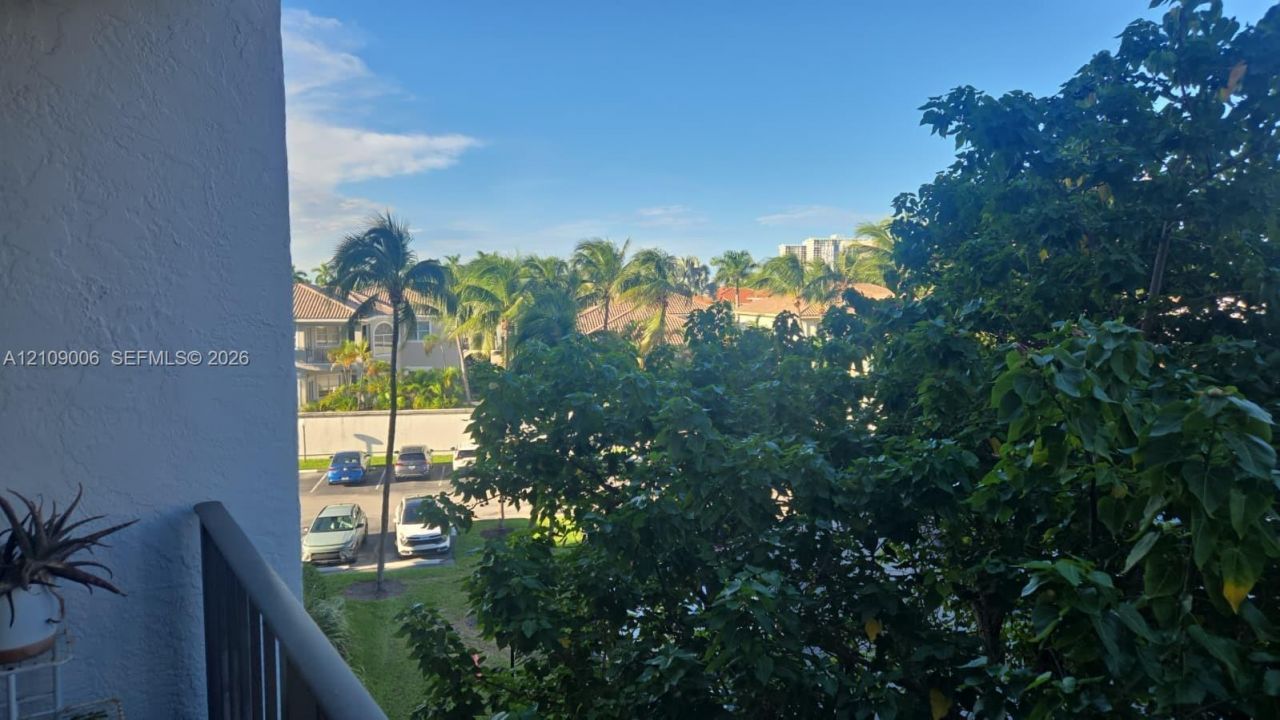 1000 Parkview Dr, Unit 406, Hallandale Beach, FL 33009 Photo