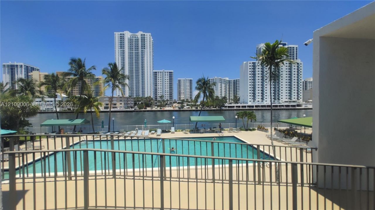 1000 Parkview Dr, Unit 406, Hallandale Beach, FL 33009 Photo