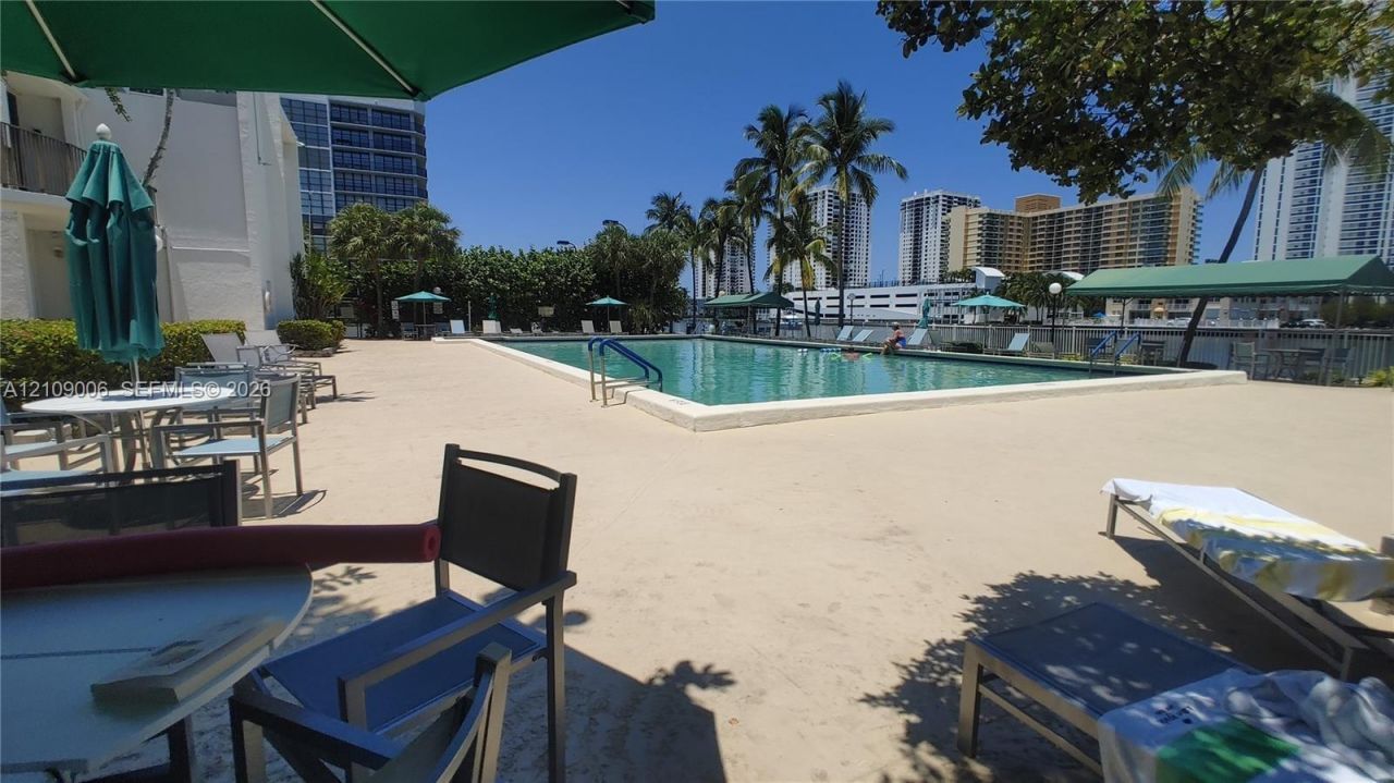 1000 Parkview Dr, Unit 406, Hallandale Beach, FL 33009 Photo