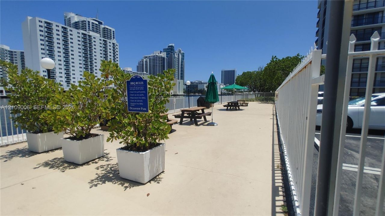1000 Parkview Dr, Unit 406, Hallandale Beach, FL 33009 Photo