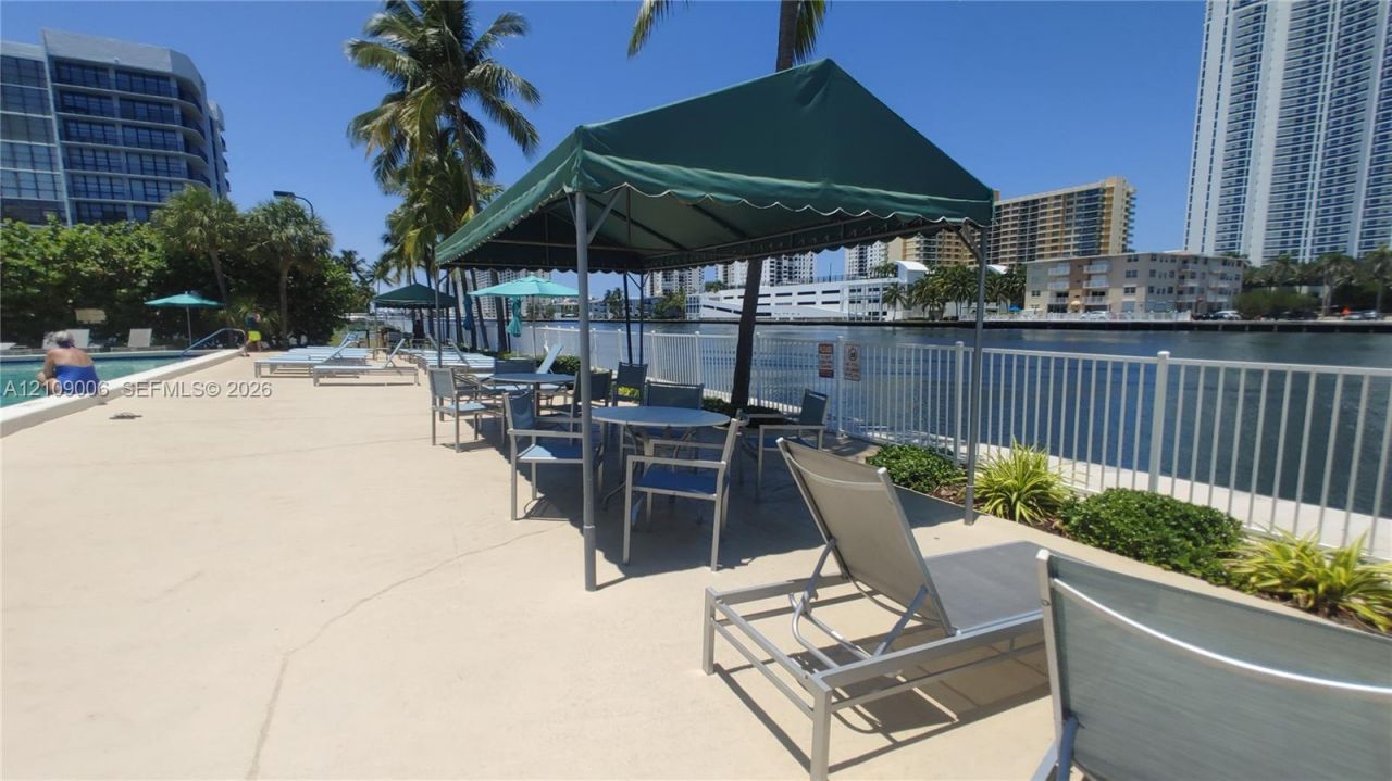 1000 Parkview Dr, Unit 406, Hallandale Beach, FL 33009 Photo