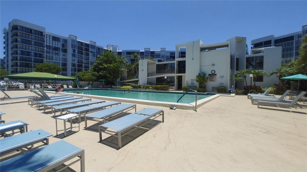 1000 Parkview Dr, Unit 406, Hallandale Beach, FL 33009 Photo