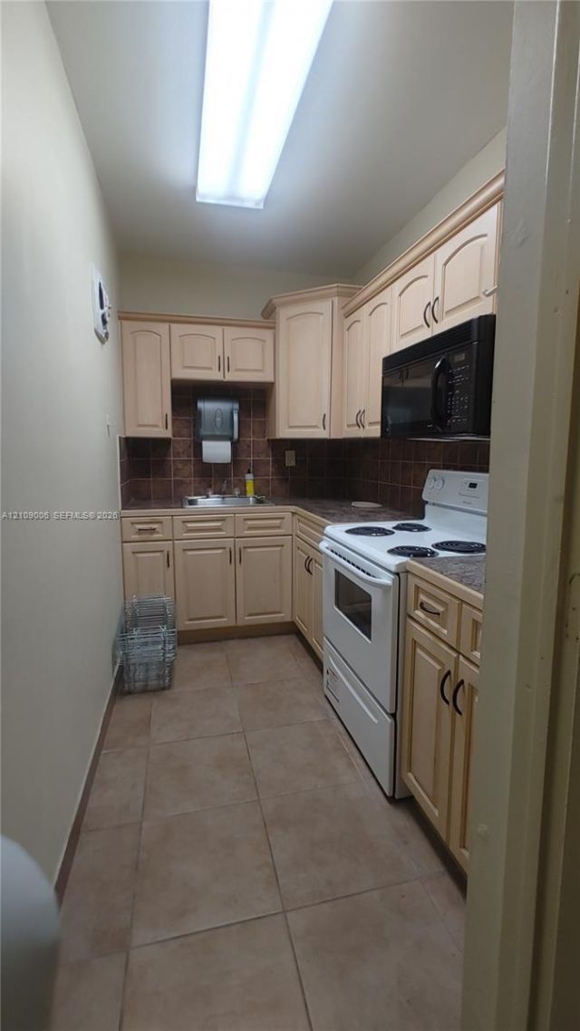 1000 Parkview Dr, Unit 406, Hallandale Beach, FL 33009 Photo